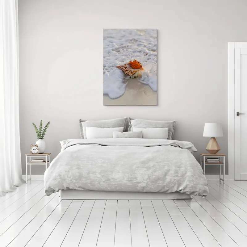 Tablou Canvas, "Scoica dansând pe valurile mării", Scoică, Apă, Valuri, Spumă, Plajă, Natură, Ocean, Textură, Culoare, Reflexie, 70 x 100 cm – poza 3
