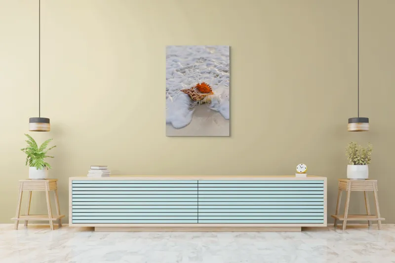 Tablou Canvas, "Scoica dansând pe valurile mării", Scoică, Apă, Valuri, Spumă, Plajă, Natură, Ocean, Textură, Culoare, Reflexie, 70 x 100 cm – poza 5