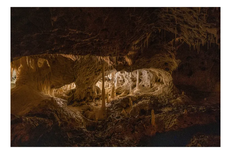 Tablou Canvas, "Labirintul de piatră al timpului", Stalactite, Stalagmite, Lumină, Peșteră, Texturi, Forme, Natura, Piatră, 39 x 26 cm