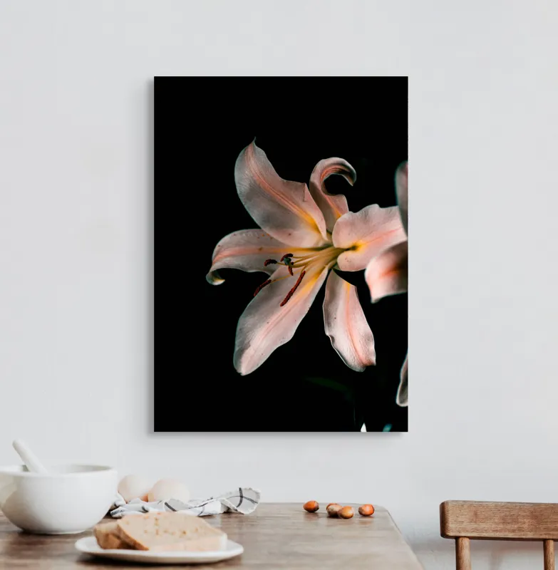 Tablou Canvas, "Lilia în întunericul tăcerii liniștitoare", Floare, Delicatețe, Contrast, Eleganță, Petale, Întuneric, Strălucire, Mister, Frumusețe, Grație, 50 x 70 cm – poza 3