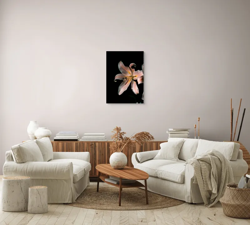 Tablou Canvas, "Lilia în întunericul tăcerii liniștitoare", Floare, Delicatețe, Contrast, Eleganță, Petale, Întuneric, Strălucire, Mister, Frumusețe, Grație, 50 x 70 cm – poza 4