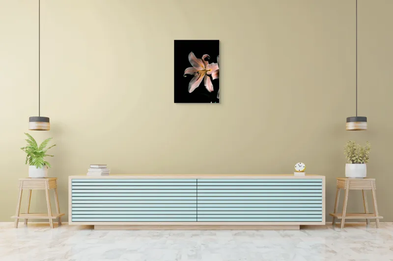 Tablou Canvas, "Lilia în întunericul tăcerii liniștitoare", Floare, Delicatețe, Contrast, Eleganță, Petale, Întuneric, Strălucire, Mister, Frumusețe, Grație, 50 x 70 cm – poza 6