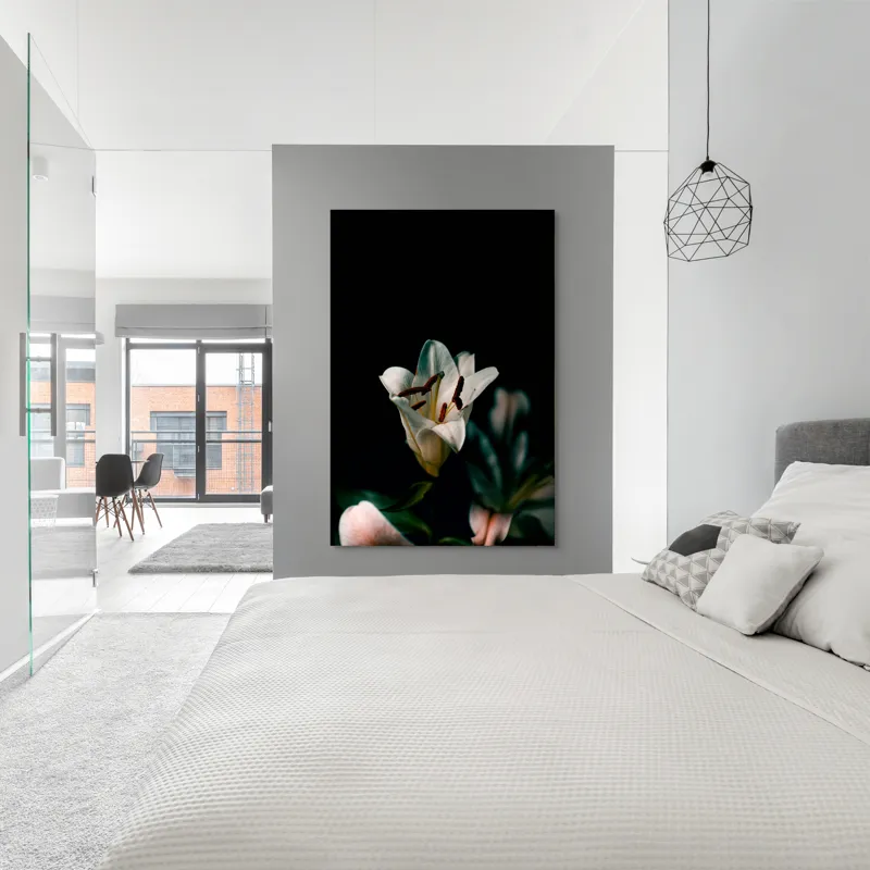 Tablou Canvas, "Frumusețea ascunsă a crinului alb", Floare, Delicatețe, Lumină, Contrast, Petale, Gratie, Eleganță, Natură, 100 x 150 cm – poza 5