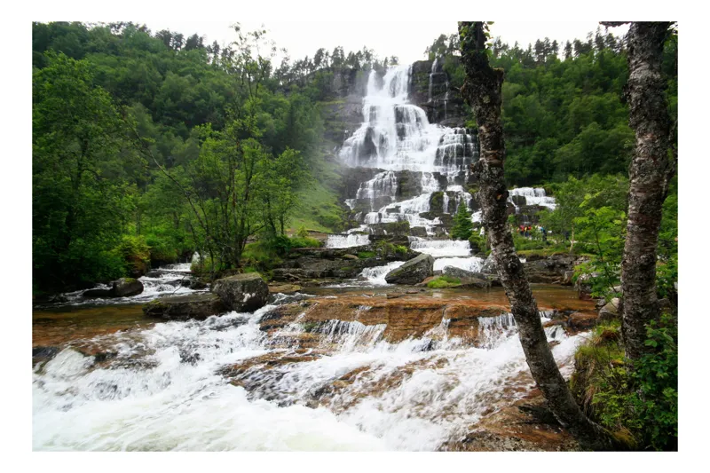 Tablou Canvas, "Cascada înverzită printre stânci strălucitoare", Cascadă, Pădure, Rocă, Apă, Verdeață, Natură, Peisaj, Frumusețe., 70 x 50 cm