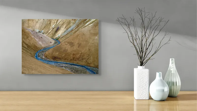 Tablou Canvas, "Râu albastru între dealuri aride", Curbe, Râu, Roci, Coline, Peisaj, Natură, Culori, Texturi, Calm, Izolare, 54 x 39 cm – poza 3