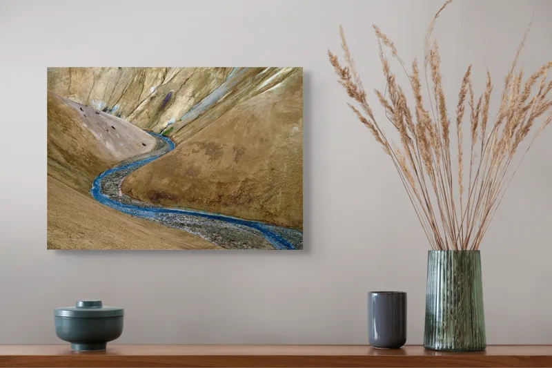 Tablou Canvas, "Râu albastru între dealuri aride", Curbe, Râu, Roci, Coline, Peisaj, Natură, Culori, Texturi, Calm, Izolare, 54 x 39 cm – poza 4