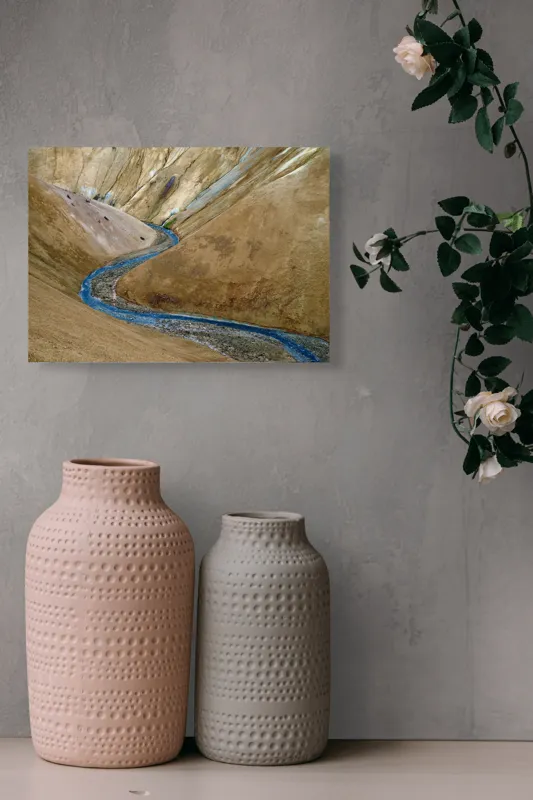 Tablou Canvas, "Râu albastru între dealuri aride", Curbe, Râu, Roci, Coline, Peisaj, Natură, Culori, Texturi, Calm, Izolare, 54 x 39 cm – poza 8