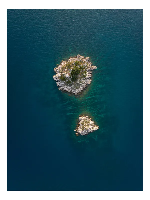 Tablou Canvas, "Insule ascunse în largul mării", Insulă, Ocean, Albastru, Stânci, Vegetație, Solitudine, Apă, Liniște, Pitoresc, Natură, 50 x 90 cm