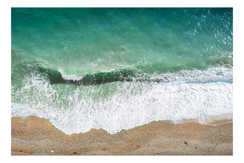 Tablou Canvas, "Valurile mării la țărmul însorit", Valuri, Apă, Nisip, Spumă, Ocean, Plajă, Natură, Liniște, Verde, Albastru, Textură, Peisaj, Aerian, Mare, Relaxare, 100 x 70 cm
