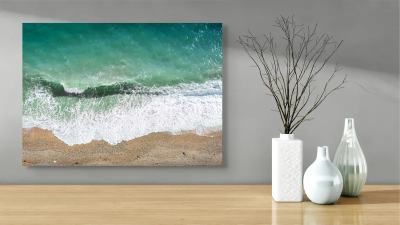 Tablou Canvas, "Valurile mării la țărmul însorit", Valuri, Apă, Nisip, Spumă, Ocean, Plajă, Natură, Liniște, Verde, Albastru, Textură, Peisaj, Aerian, Mare, Relaxare, 70 x 50 cm – poza 3