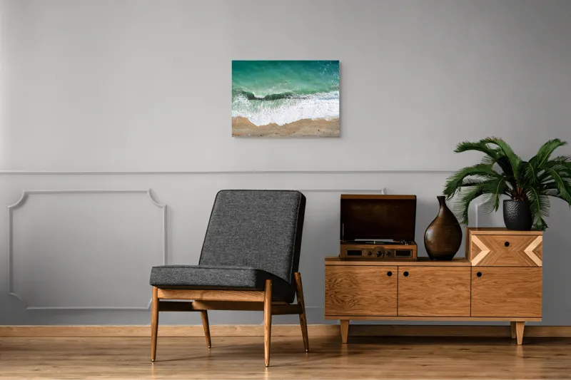 Tablou Canvas, "Valurile mării la țărmul însorit", Valuri, Apă, Nisip, Spumă, Ocean, Plajă, Natură, Liniște, Verde, Albastru, Textură, Peisaj, Aerian, Mare, Relaxare, 70 x 50 cm – poza 4