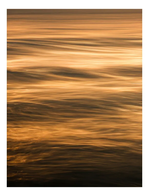 Tablou Canvas, "Auriul fluid al apusului maritim", Aur, Valuri, Reflexii, Lumină, Culoare, Mișcare, Apus, Apă, Strălucire, Textură, 70 x 100 cm