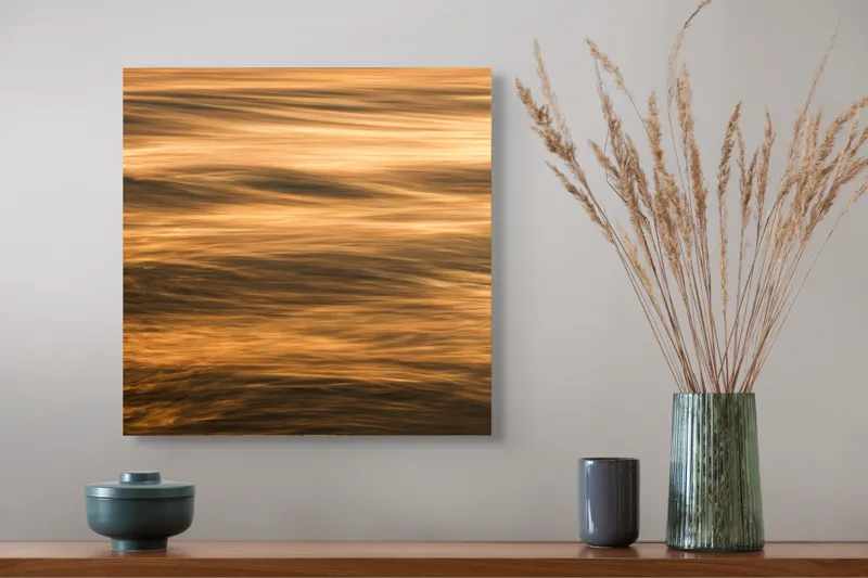 Tablou Canvas, "Auriul fluid al apusului maritim", Aur, Valuri, Reflexii, Lumină, Culoare, Mișcare, Apus, Apă, Strălucire, Textură, 50 x 50 cm – poza 4