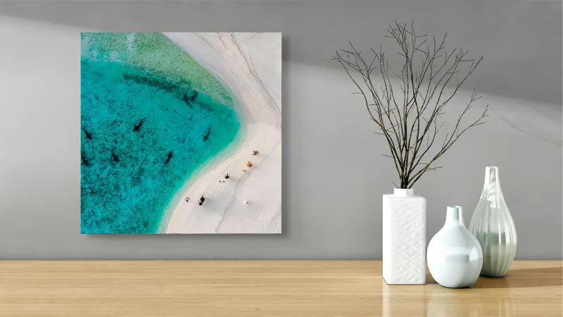 Tablou Canvas, "Rechini în apele cristaline ale plajei", Ocean, Nisip, Umbre, Relaxare, Apă, Liniște, Peisaj, Contrast, Vacanță, Frumusețe, 50 x 50 cm – poza 3