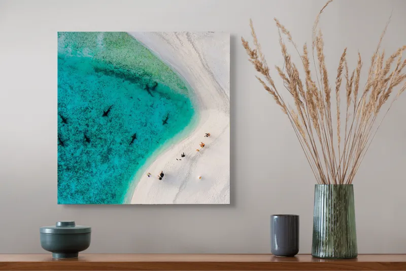 Tablou Canvas, "Rechini în apele cristaline ale plajei", Ocean, Nisip, Umbre, Relaxare, Apă, Liniște, Peisaj, Contrast, Vacanță, Frumusețe, 50 x 50 cm – poza 4