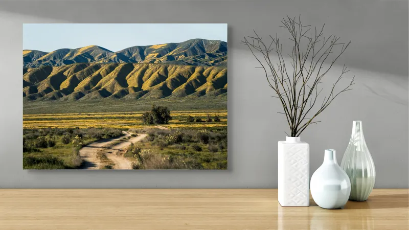 Tablou Canvas, "Poteca spre dealurile înflorite", Drum, Dealuri, Galben, Verde, Natura, Peisaj, Serenitate, Primăvară, 70 x 50 cm – poza 3