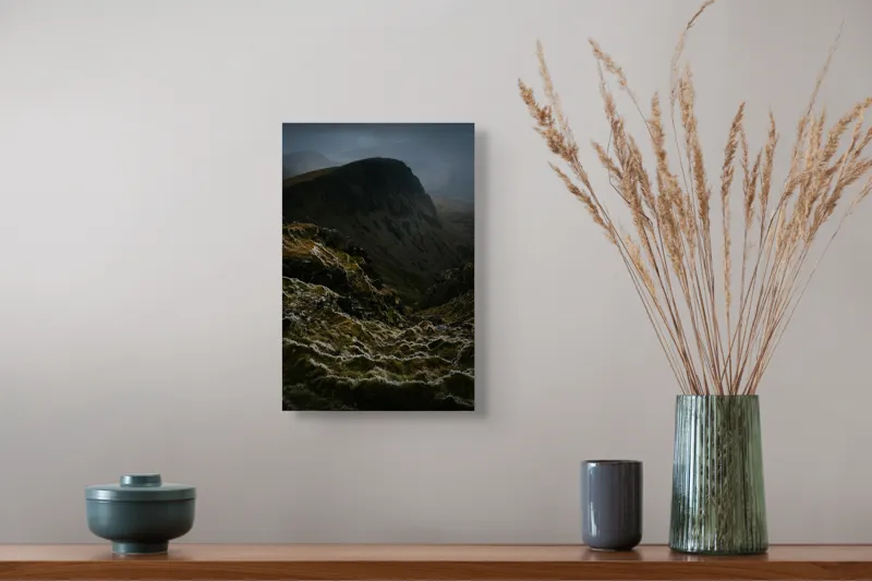 Tablou Canvas, "Misterul crestelor montane întunecate", Munți, Întunecat, Misterios, Vânt, Solitudine, Vegetație, Stânci, Înalt, Melancolie, Natură., 26 x 39 cm – poza 5