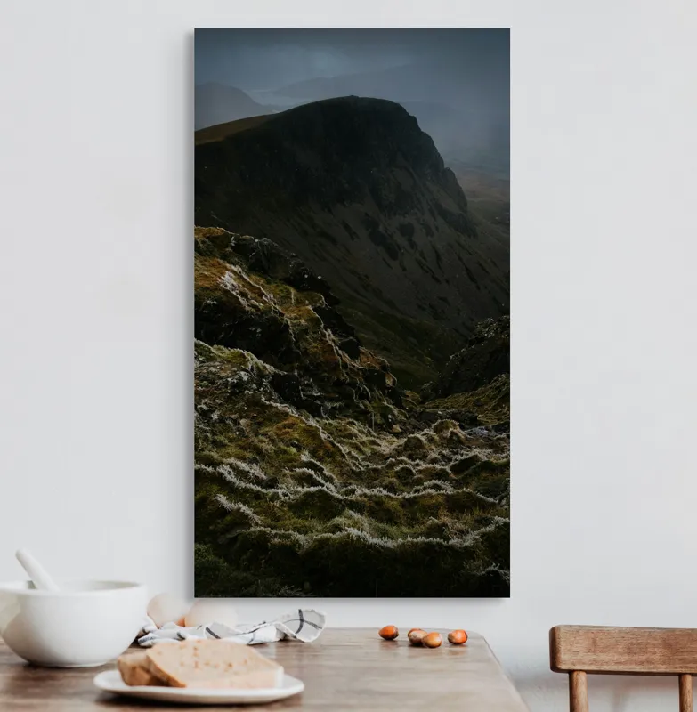 Tablou Canvas, "Misterul crestelor montane întunecate", Munți, Întunecat, Misterios, Vânt, Solitudine, Vegetație, Stânci, Înalt, Melancolie, Natură., 50 x 90 cm – poza 3