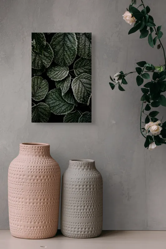 Tablou Canvas, "Frunzele înghețate ale dimineții", Frunze, Gheață, Fin, Textură, Verde, Rece, Natură, Îngheț, Întunecat, Detaliu, 26 x 39 cm – poza 6
