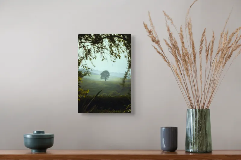 Tablou Canvas, "Arbore singuratic în câmpie verde", Verde, Solitar, Natură, Coline, Frunziș, Perspectivă, Însorit, Calm, Pitoresc, Împădurit, 26 x 39 cm – poza 5