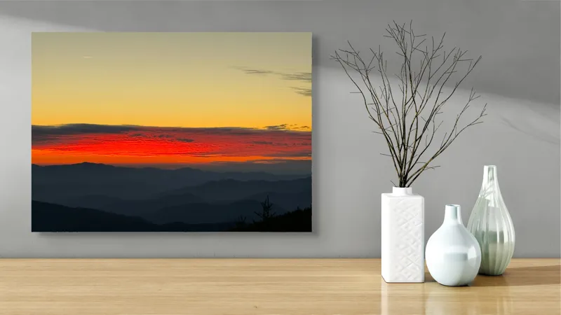 Tablou Canvas, "Apus roșu peste munți misterioși", Cer, Apus, Munți, Nori, Siluete, Orizont, Roșu, Lumină, Umbre, 70 x 50 cm – poza 3