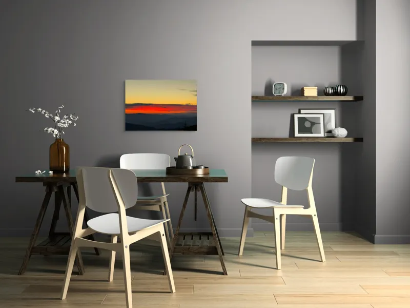 Tablou Canvas, "Apus roșu peste munți misterioși", Cer, Apus, Munți, Nori, Siluete, Orizont, Roșu, Lumină, Umbre, 70 x 50 cm – poza 5