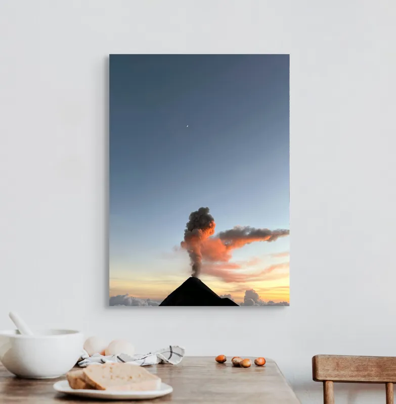 Tablou Canvas, "Vulcanul fumul și luna crescândă", Vulcan, Fum, Nor, Cer, Amurg, Lumină, Seninătate, Lună, 50 x 70 cm – poza 3