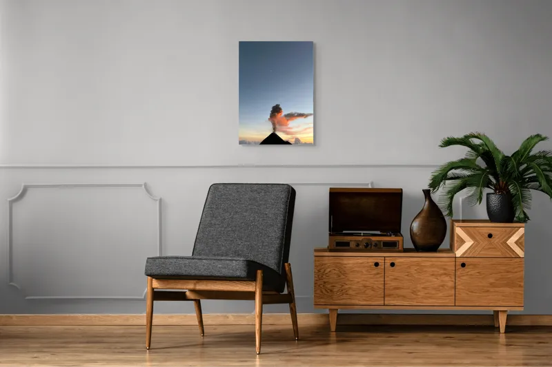Tablou Canvas, "Vulcanul fumul și luna crescândă", Vulcan, Fum, Nor, Cer, Amurg, Lumină, Seninătate, Lună, 50 x 70 cm – poza 8
