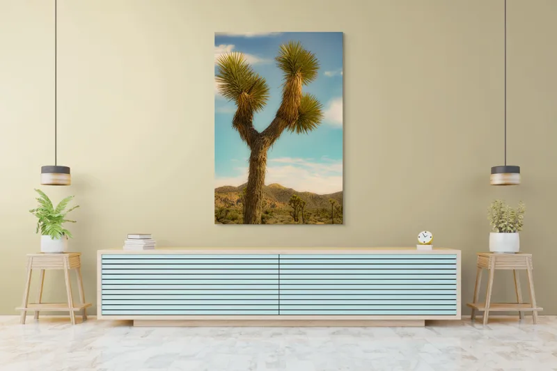 Tablou Canvas, "Arborele singuratic în deșertul arid", Pustiu, Deșert, Arbore, Cer, Nori, Peisaj, Natură, Sălbăticie, Soare, Verde, Frunze, Pământ, Orizont, Sprezierații., 100 x 150 cm – poza 4