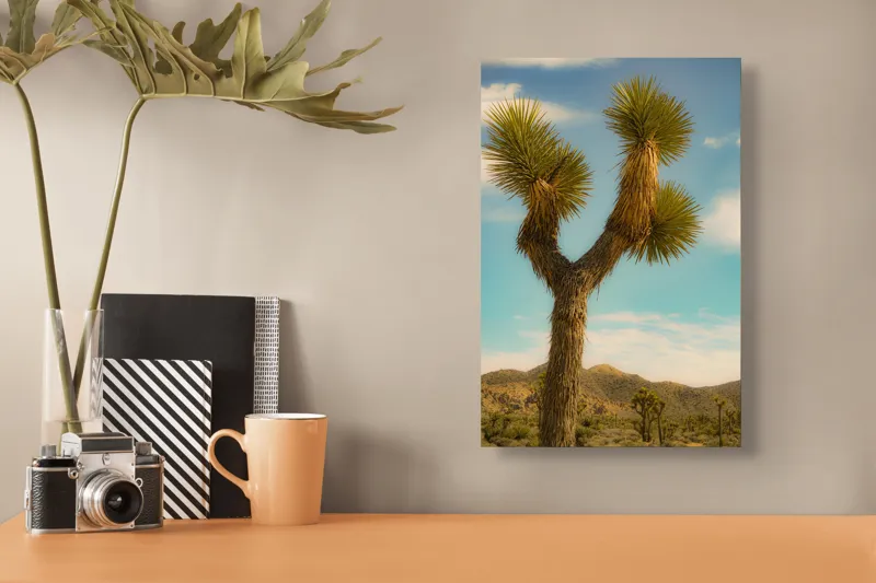 Tablou Canvas, "Arborele singuratic în deșertul arid", Pustiu, Deșert, Arbore, Cer, Nori, Peisaj, Natură, Sălbăticie, Soare, Verde, Frunze, Pământ, Orizont, Sprezierații., 26 x 39 cm – poza 3