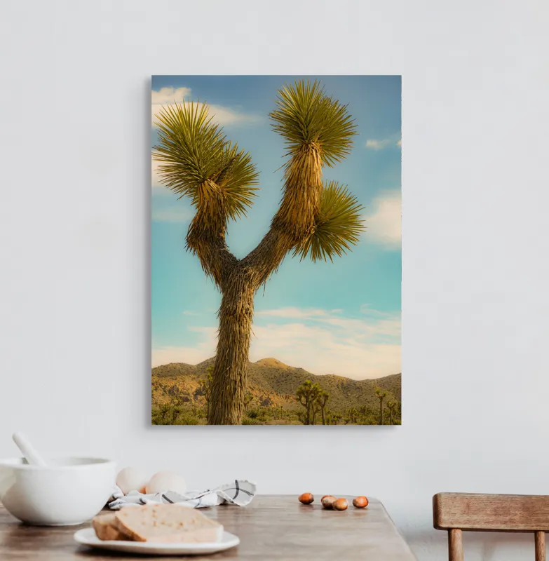 Tablou Canvas, "Arborele singuratic în deșertul arid", Pustiu, Deșert, Arbore, Cer, Nori, Peisaj, Natură, Sălbăticie, Soare, Verde, Frunze, Pământ, Orizont, Sprezierații., 50 x 70 cm – poza 3
