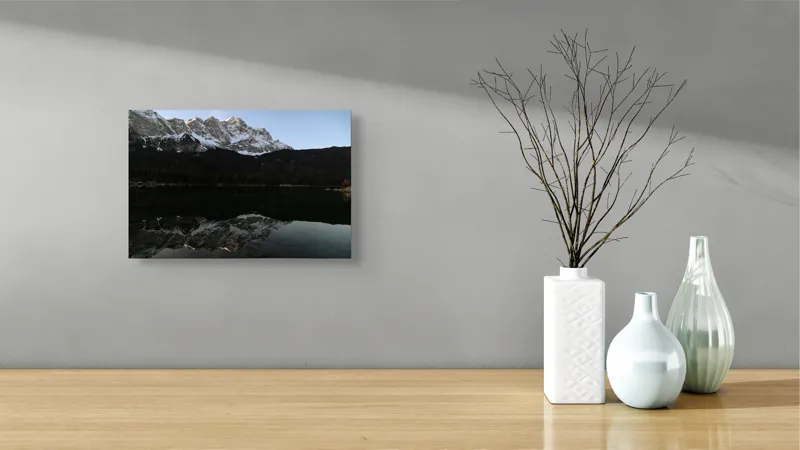 Tablou Canvas, "Reflecția calmă a munților înserării", Munți, Reflecție, Lac, Zăpadă, Cer, Peisaj, Pădure, Calm, Seară, Natură, 39 x 26 cm – poza 8