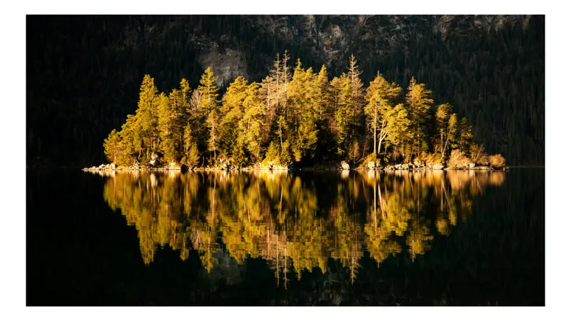 Tablou Canvas, "Insula misterioasă a dimineții liniștite", Reflecție, Insulă, Pădure, Lumină, Apus, Natură, Lac, Tranquilitate, 50 x 50 cm
