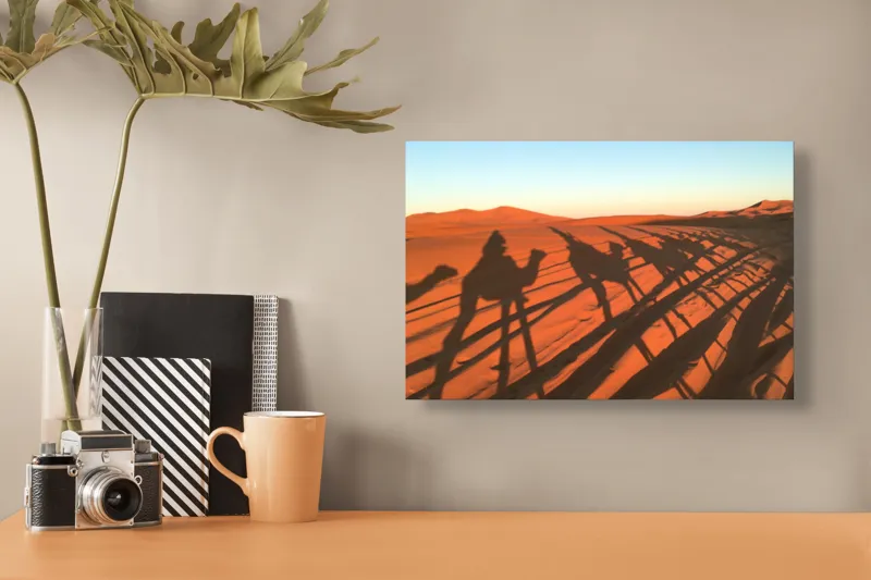 Tablou Canvas, "Umbrele cămilelor pe nisipul deșertului", Umbre, Cămile, Apus, Deșert, Dune, Nisip, Călătorie, Călătorii, 39 x 26 cm – poza 3