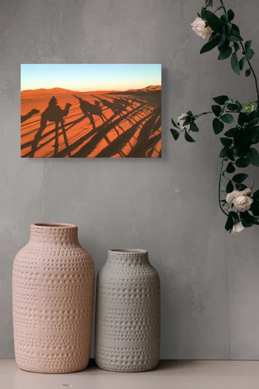 Tablou Canvas, "Umbrele cămilelor pe nisipul deșertului", Umbre, Cămile, Apus, Deșert, Dune, Nisip, Călătorie, Călătorii, 39 x 26 cm – poza 4