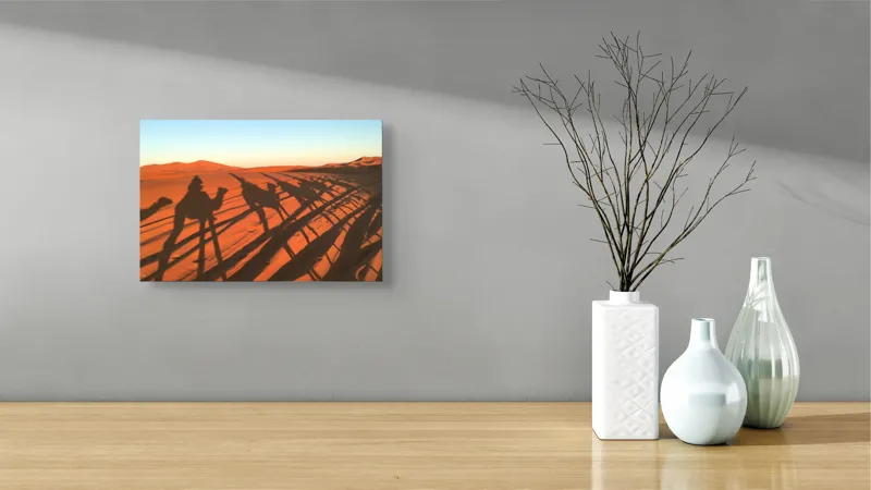 Tablou Canvas, "Umbrele cămilelor pe nisipul deșertului", Umbre, Cămile, Apus, Deșert, Dune, Nisip, Călătorie, Călătorii, 39 x 26 cm – poza 8