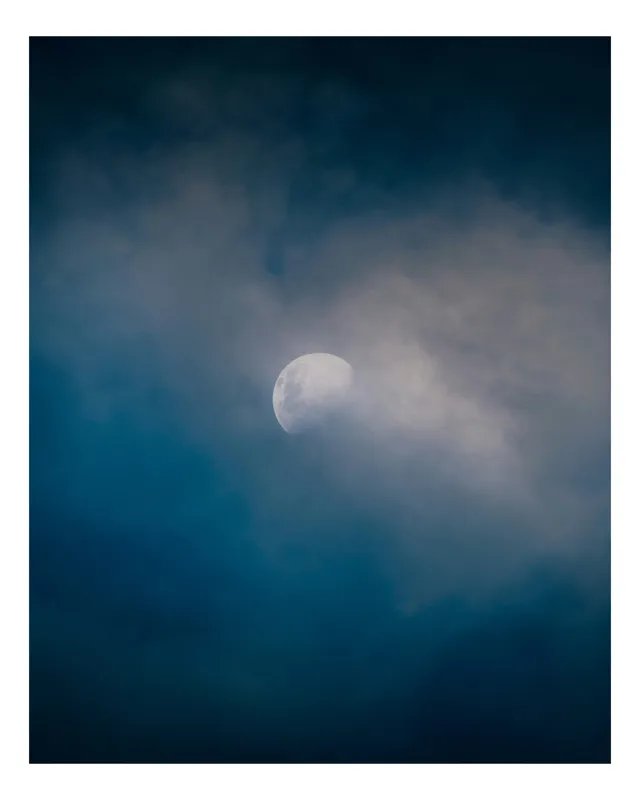 Tablou Canvas, "Luna ascunsă printre nori misterioși", Lună, Nori, Cer, Mister, Lumină, Noapte, Seninătate, 100 x 100 cm