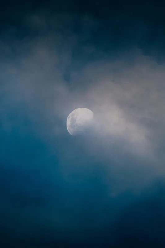 Tablou Canvas, "Luna ascunsă printre nori misterioși", Lună, Nori, Cer, Mister, Lumină, Noapte, Seninătate, 100 x 150 cm – poza 2