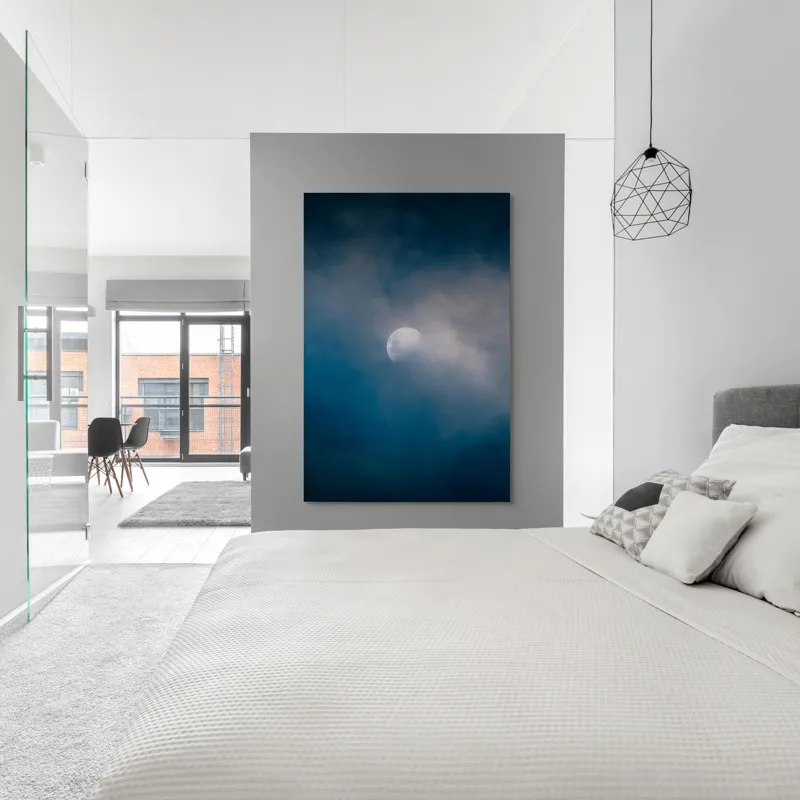 Tablou Canvas, "Luna ascunsă printre nori misterioși", Lună, Nori, Cer, Mister, Lumină, Noapte, Seninătate, 100 x 150 cm – poza 5