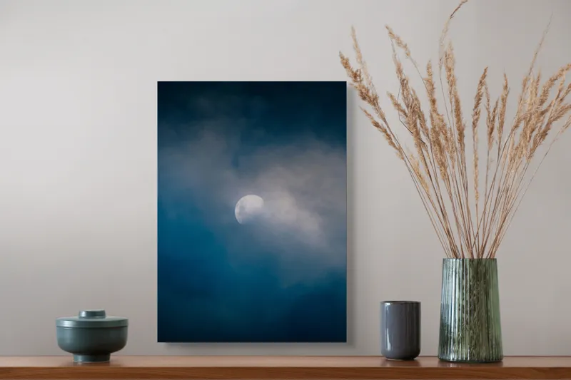 Tablou Canvas, "Luna ascunsă printre nori misterioși", Lună, Nori, Cer, Mister, Lumină, Noapte, Seninătate, 39 x 54 cm – poza 3