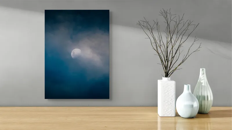 Tablou Canvas, "Luna ascunsă printre nori misterioși", Lună, Nori, Cer, Mister, Lumină, Noapte, Seninătate, 39 x 54 cm – poza 4