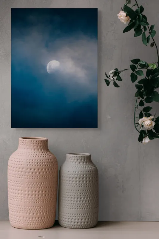 Tablou Canvas, "Luna ascunsă printre nori misterioși", Lună, Nori, Cer, Mister, Lumină, Noapte, Seninătate, 39 x 54 cm – poza 6