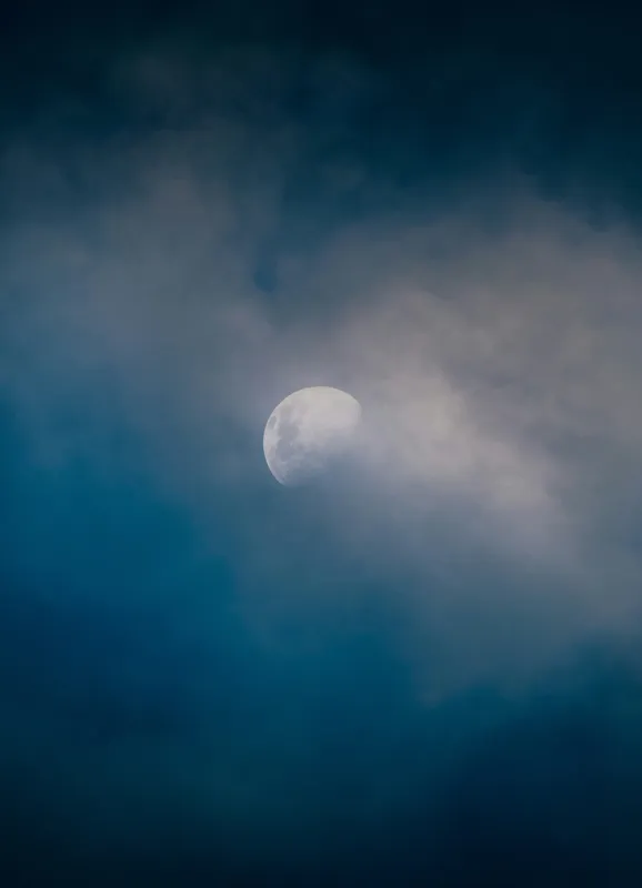Tablou Canvas, "Luna ascunsă printre nori misterioși", Lună, Nori, Cer, Mister, Lumină, Noapte, Seninătate, 39 x 54 cm – poza 2