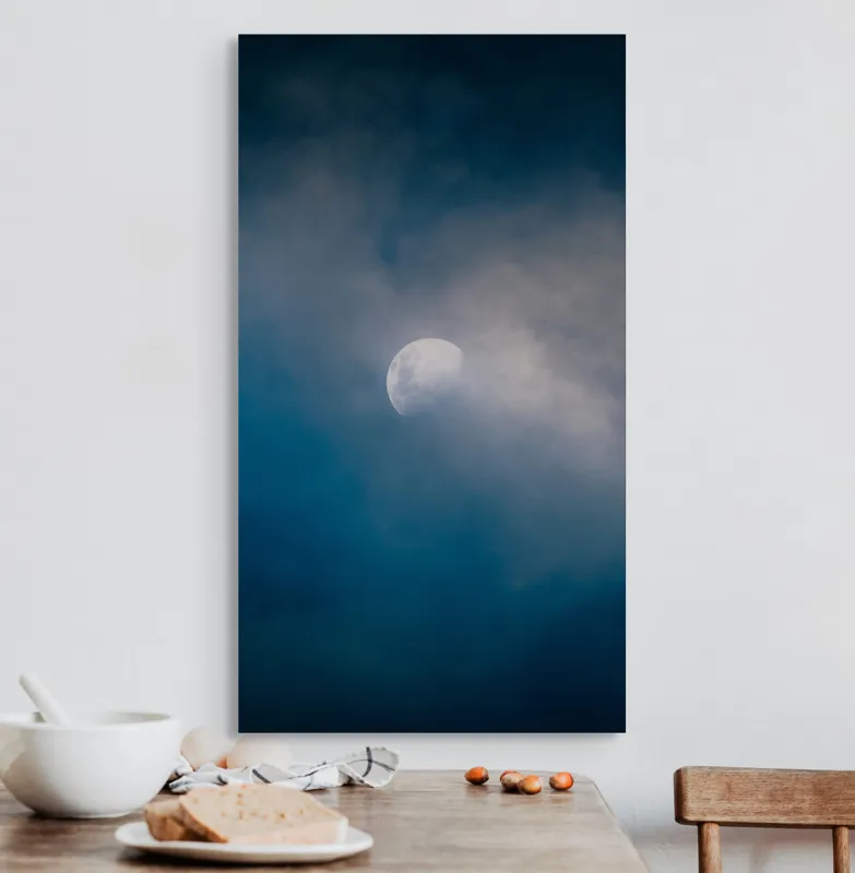 Tablou Canvas, "Luna ascunsă printre nori misterioși", Lună, Nori, Cer, Mister, Lumină, Noapte, Seninătate, 50 x 90 cm – poza 3