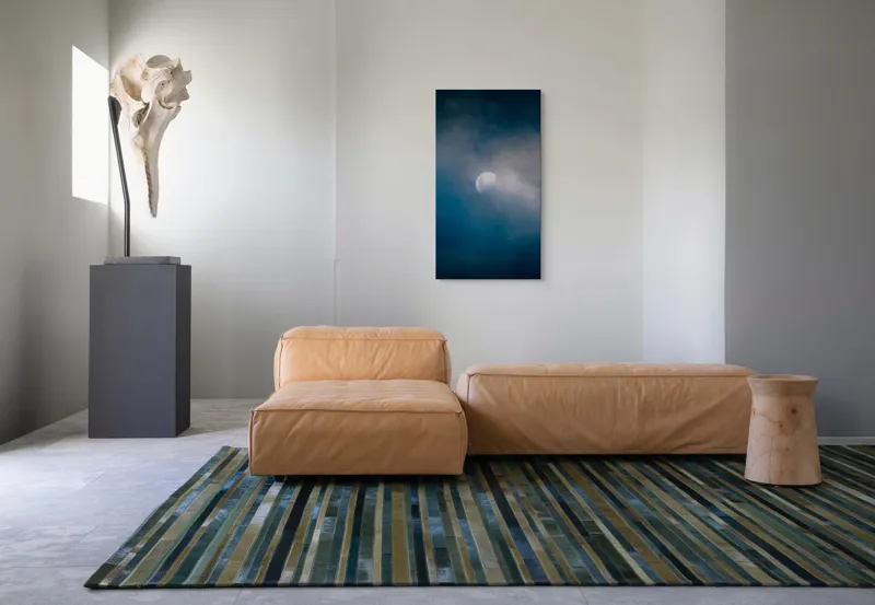 Tablou Canvas, "Luna ascunsă printre nori misterioși", Lună, Nori, Cer, Mister, Lumină, Noapte, Seninătate, 50 x 90 cm – poza 5