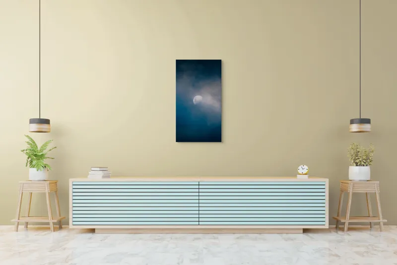Tablou Canvas, "Luna ascunsă printre nori misterioși", Lună, Nori, Cer, Mister, Lumină, Noapte, Seninătate, 50 x 90 cm – poza 6
