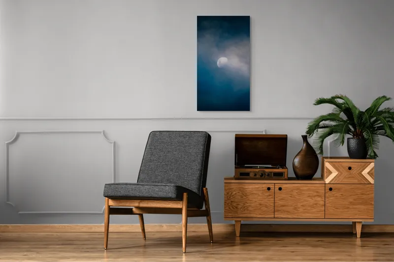 Tablou Canvas, "Luna ascunsă printre nori misterioși", Lună, Nori, Cer, Mister, Lumină, Noapte, Seninătate, 50 x 90 cm – poza 8