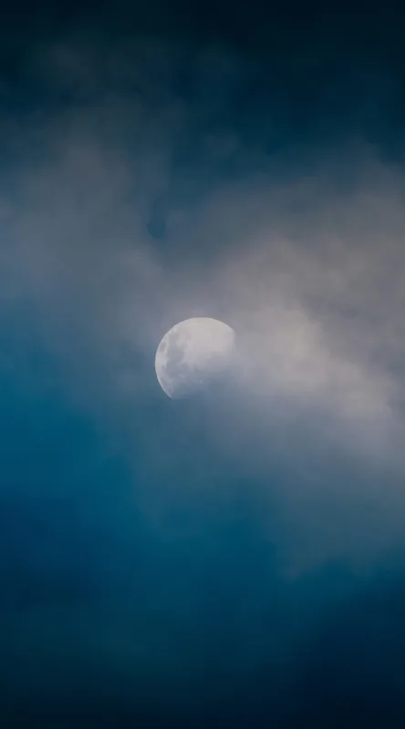Tablou Canvas, "Luna ascunsă printre nori misterioși", Lună, Nori, Cer, Mister, Lumină, Noapte, Seninătate, 50 x 90 cm – poza 2