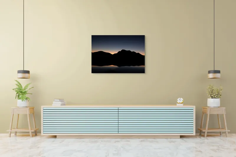 Tablou Canvas, "Reflexia unui răsărit liniștit", Munți, Siluetă, Apus, Reflecție, Culoare, Calm, Natură, 100 x 70 cm – poza 4