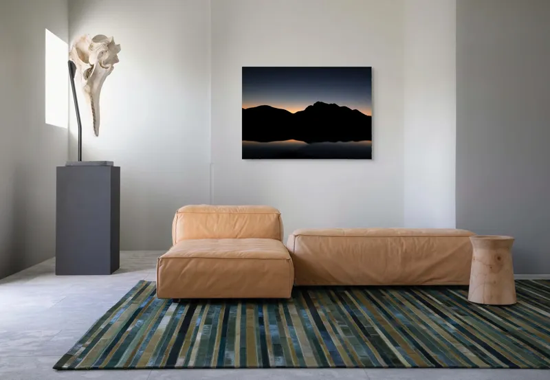 Tablou Canvas, "Reflexia unui răsărit liniștit", Munți, Siluetă, Apus, Reflecție, Culoare, Calm, Natură, 100 x 70 cm – poza 7